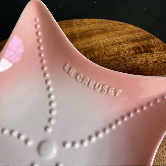 🧡NIB🧡LE CREUSET Medium Starfish Dish Shell Pink - Picture 2 of 8